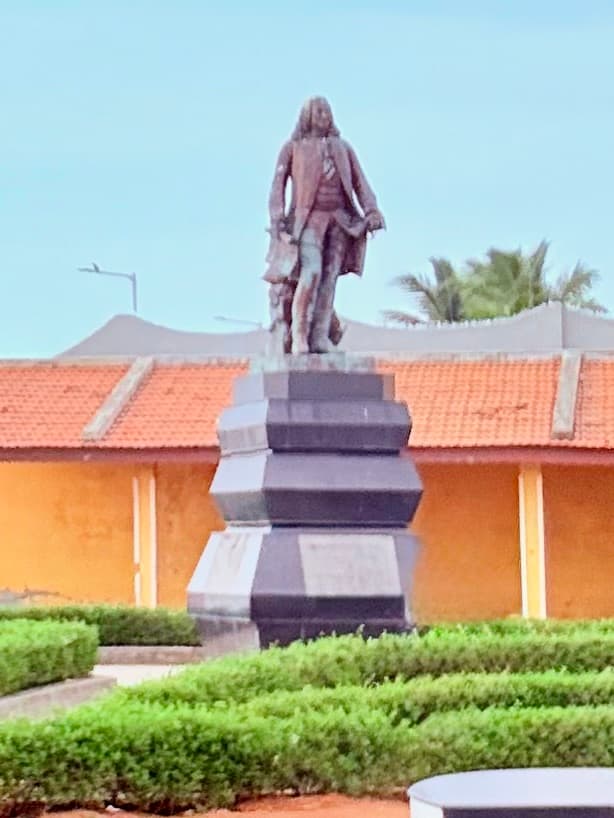 Dupleix Statue
